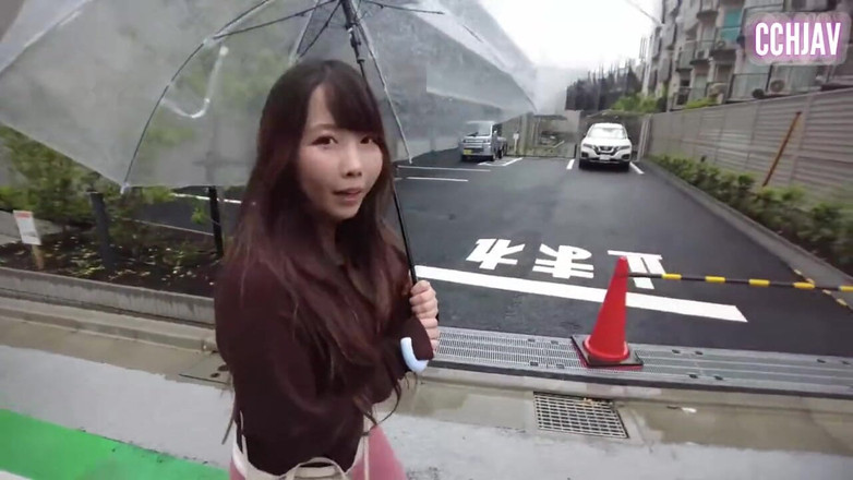 Chubby Curvy Hentai JAV: Una bellezza formosa dipinta di colore passeggia audacemente per la...