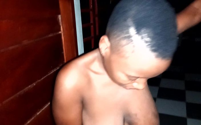 BMCs: Mi coño viene meando y él está meando en mis tetas