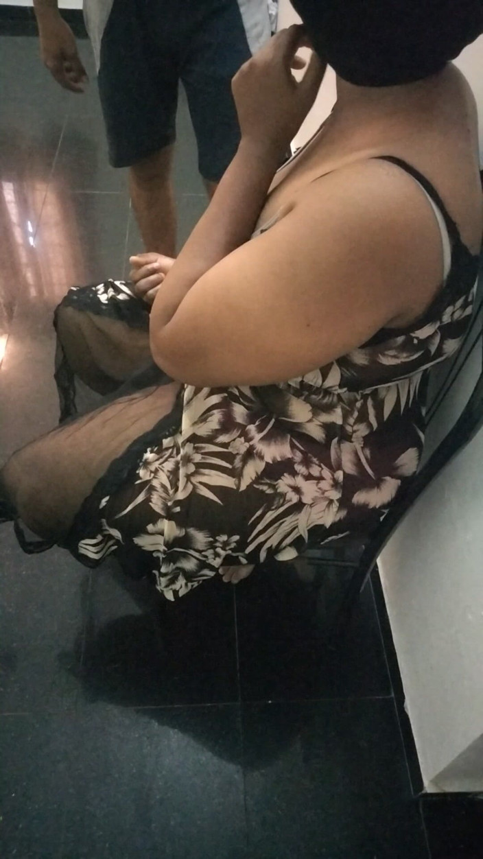 Tamil lesbian: Tante gemuk lagi asik santai sambil ngobrol
