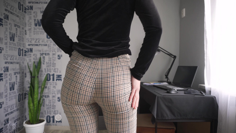 Teasecombo 4K: Muncitoarea de la birou își expune curul în pantaloni super strâmți