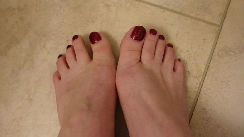 Deanna deadly: Rychlá nová pedikúra Předvečer se lesknoucí červené nehty