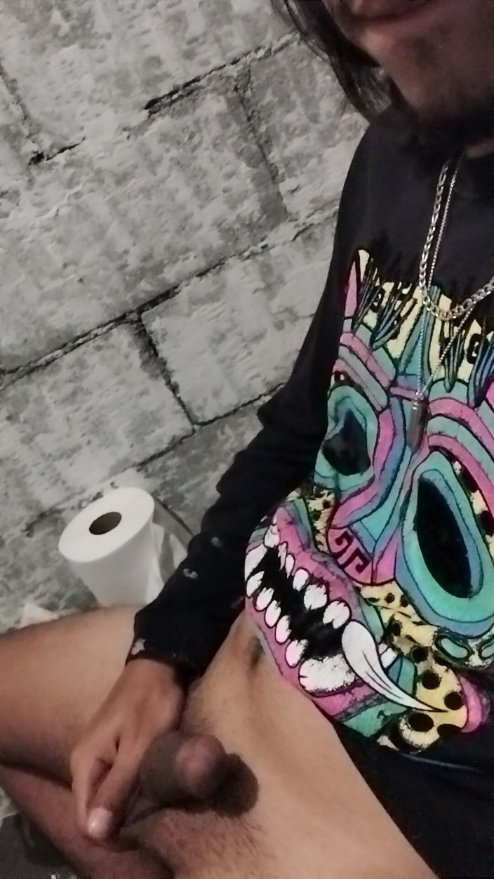 AlexAlejandro13: I Come to the Bathroom Because I Need to Pull...