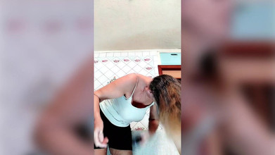 Lukerya: Het hemmafru Lukerya byter kläder i köket