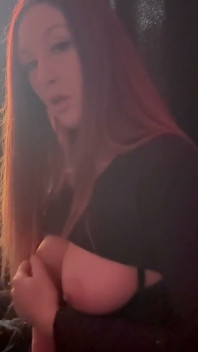 가장 좋아하는 딜도를 가지고 노는 섹시한 솔로 흡연 페티쉬 세션 Artemisia