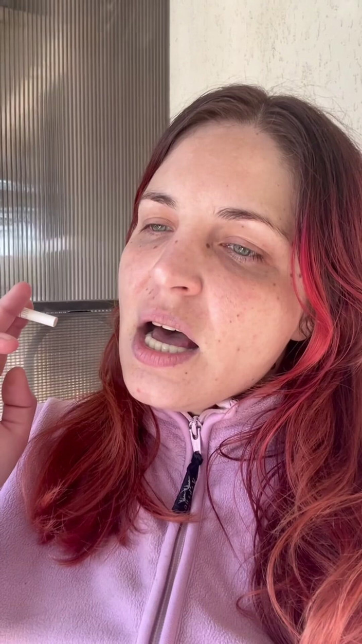 Elena917: Self Lidský popelník Plivat popelník špinavá tvář