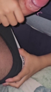 Morena chupa joven polla enorme hasta que sale semen grueso