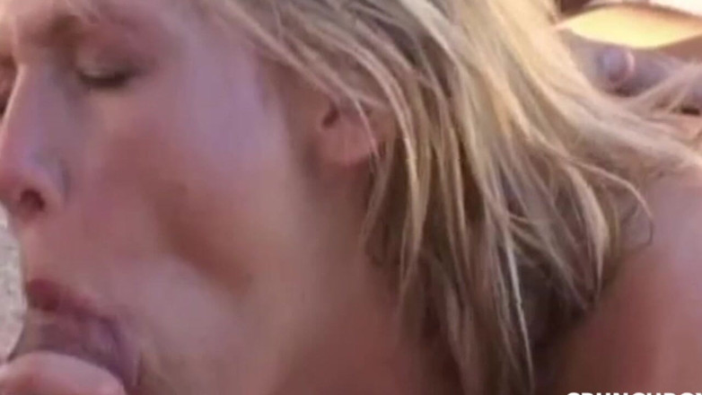 Bitch fucked bareback by big cock: Два больших члена в заднице