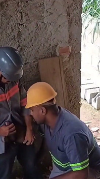 Tukang listrik ngentot asistennya selama bekerja