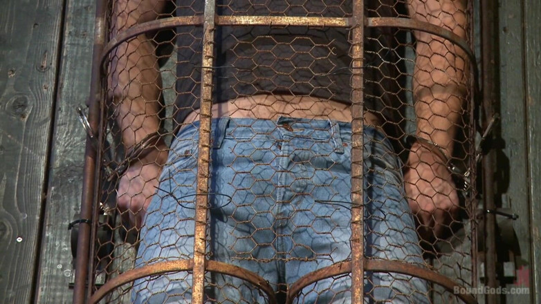 Bound gods: Bezsilny i w klatce jak zwierzę