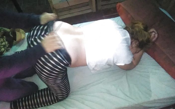 Fitcure1: Ściągam spodnie mojej dziewczyny i przesuwam jej stringi, abyśmy mogli...