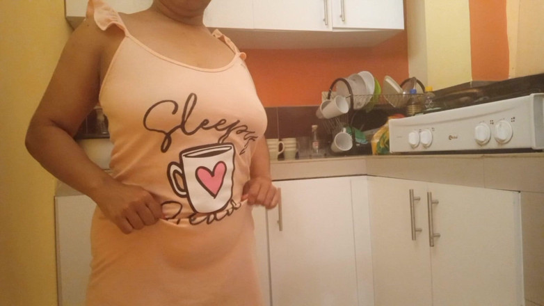PATY PATY: Min stora röv bystiga styvmamma i köket onanerar med fingrarna