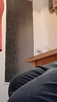 Mi masturbo con i vestiti così la mia matrigna non mi cattura