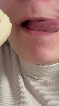 Gigantka macocha zjada banana, ale widzi