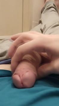 In der Nacht beschloss der typ, seinen schwanz im badezimmer zu wichsen und mit süßem sperma zu kommen