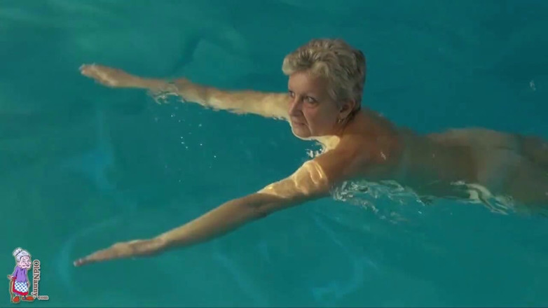 Old Nanny: Sessione di nuoto