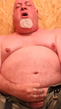 Orso si masturba nel camerino e quasi viene beccato