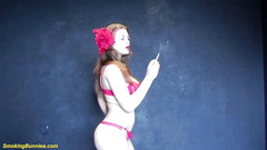 Smoking Bunnies: Sexy zrzka s velkými prsy teen kouří cigaretu