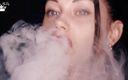 Goddess Misha Goldy: धूम्रपान संकलन और लिपस्टिक और होंठ किस्म!