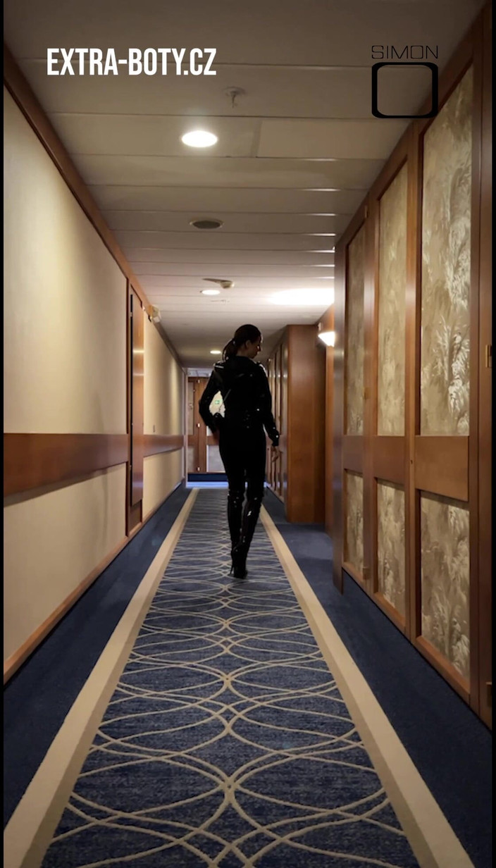 Latex Everest: Lady Eve Rest no Hotel