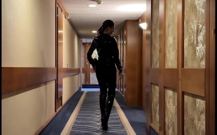 Latex Everest: Bayan Eve otelde dinleniyor