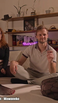 Twee transvrouwen en een cisvrouw maken me op de hak met enorme dildo's