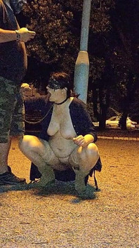 아빠의 오줌을 입에 물고 있는 멍청한 보지