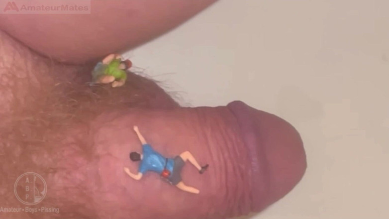 AmateurBoysPissing: Piccoli Ragazzi Parassiti Catturati Dal Cazzo Di Jules! Guarda Come...