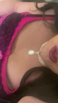 La trav krissy sweet gioca con il suo giocattolo e con il suo culone stretto