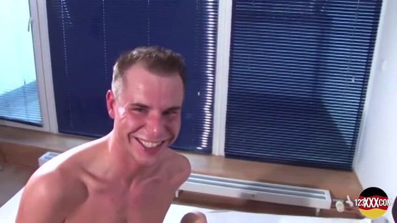 123XXX - 100% Amateurs: ドイツ出身のスレンダーブロンドは、マフの奥深くに込められた負荷のかかるコックを愛しています