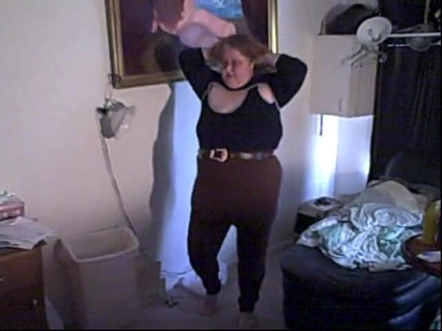 BBW nurse Vicki adventures with friends: Медсестра Вікі розтягує свої речі!