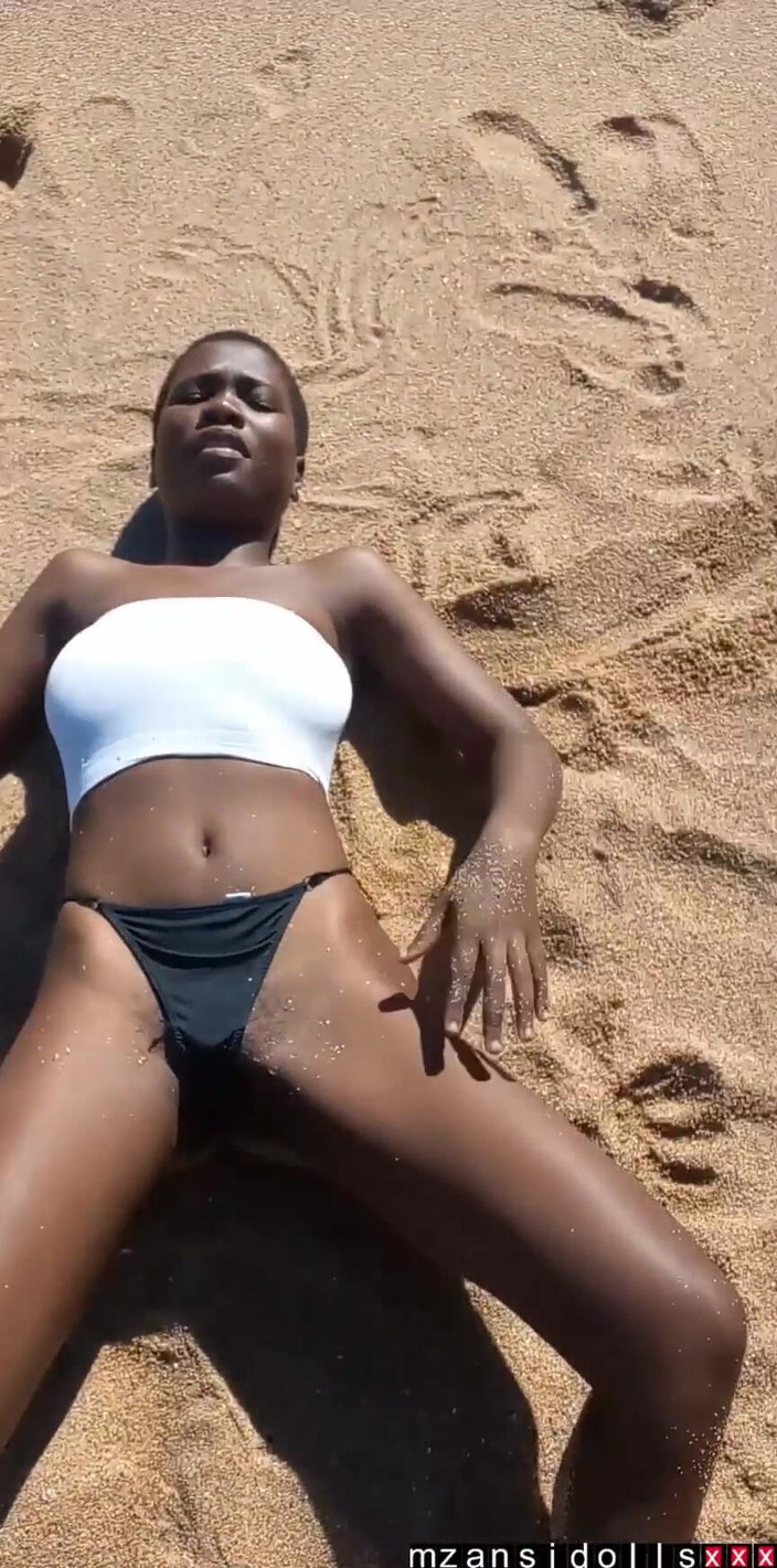 mzansionlyfan: 해변에서 내 배다른 여동생을 핑거링