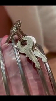 Ceinture de chasteté pour la première fois sur sa bite et orgasme ruiné