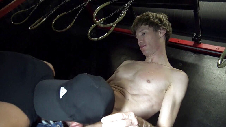 Gaybareback: Băiat futut de un mai în vârstă în camera din spate