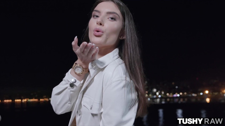 Tushyraw: Tushyraw seksi esmer bir profesyonel gibi esnetiyor