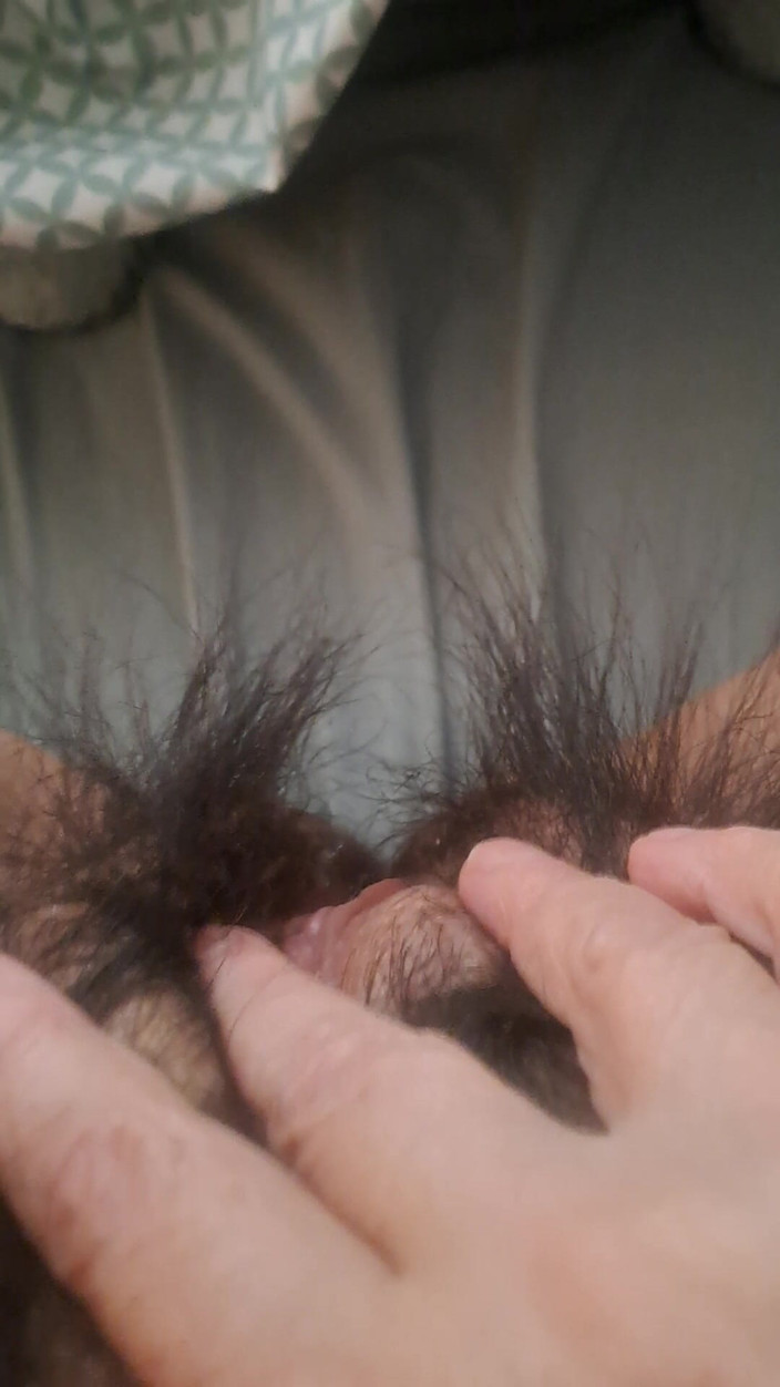 Mommy big hairy pussy: Máy bay bà già chạm vào âm hộ đầy lông của cô ấy
