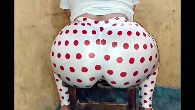 Xprohibidox1: Noktalı beyaz tayt poposu