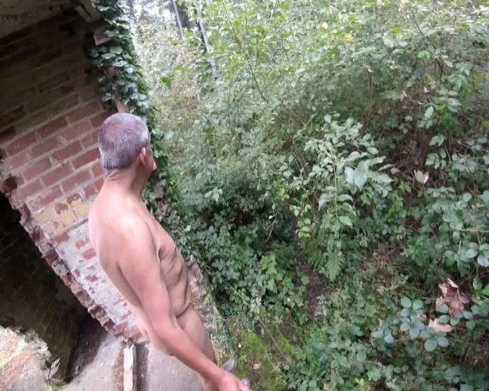 Andy: Nahá u silnice a lesa