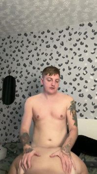 Vrouw met dikke kont praat vies en wordt op zijn hondjes geneukt