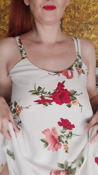 Pelosa Con Le Calze Nude, Flirta Birichina Con Te, Solleva La Gonna E Espone Il Suo Inguine