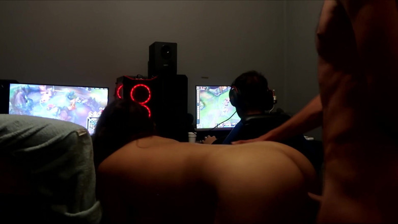 GamingCouple: Dostává výstřik, zatímco můj paroháč manžílek hraje hry