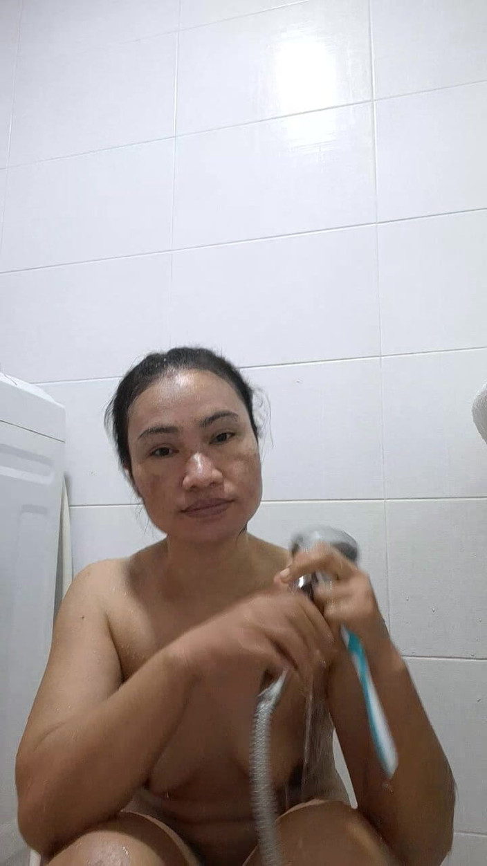 Lucky Kik: 幸运的Kik在淋浴下剃光