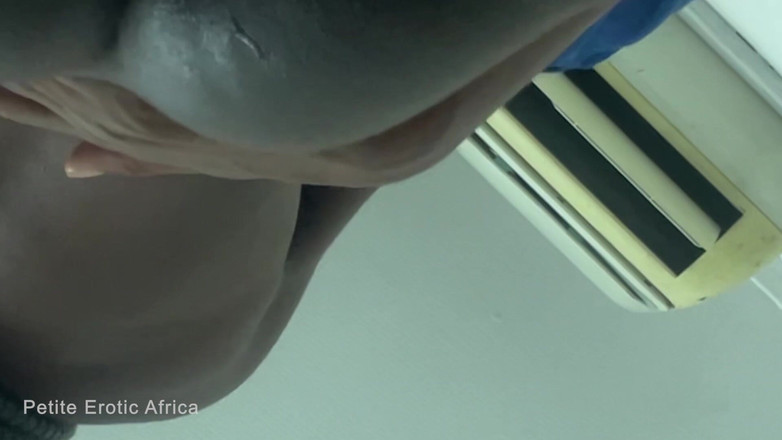 Petite Erotic Africa: B sexy teen ebano fa la missionaria in piedi
