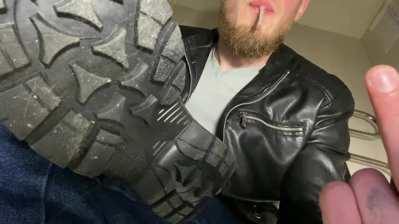 Hunky time: Leder-chef Raucht