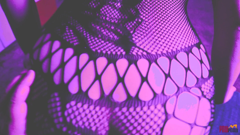 PNW Porn: Une salope piégée se fait pousser pour se déshabiller et...