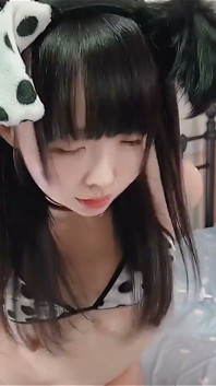  Sevimli Japon Dalmaçyalı cosplayer'ın amcığı şımartılıyor.