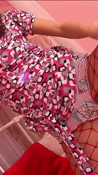 Chuda nastolatka Yulya Dildo cipki masturbacja w Czerwonym łóżku