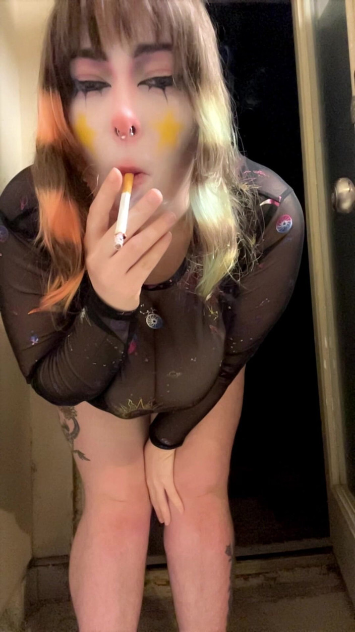 Mushroombitchx: Galaxy clown si užívá pomocí svého zásobníku s lidským popelem...