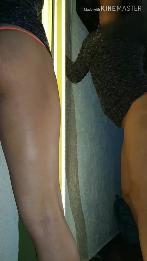 Traviezisha: Efeminat în castitate își fute curul cu un vibrator roșu în fața oglinzii.