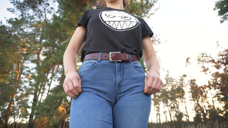 Teasecombo 4K: Nevlastní sestra škádlí kundičku stydké pysky v Blue Jeans Outdoors