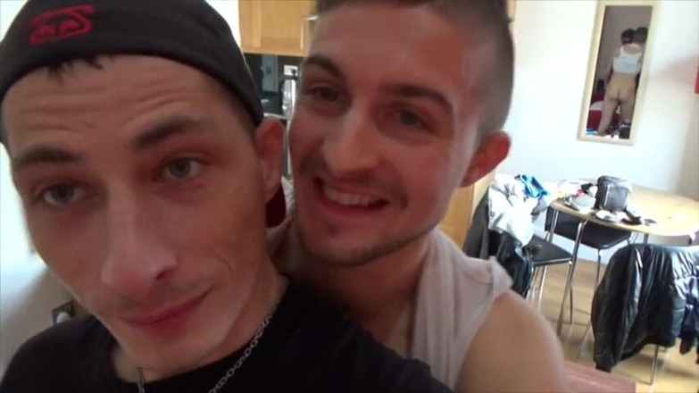 Gaybareback: Ragazzi che scopano senza preservativo sextape fatto in casa